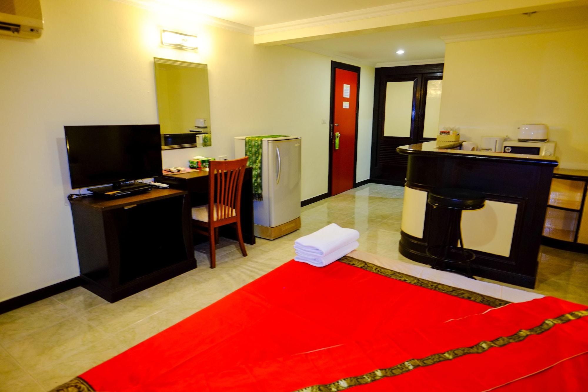Adonis Guest House Patong Buitenkant foto